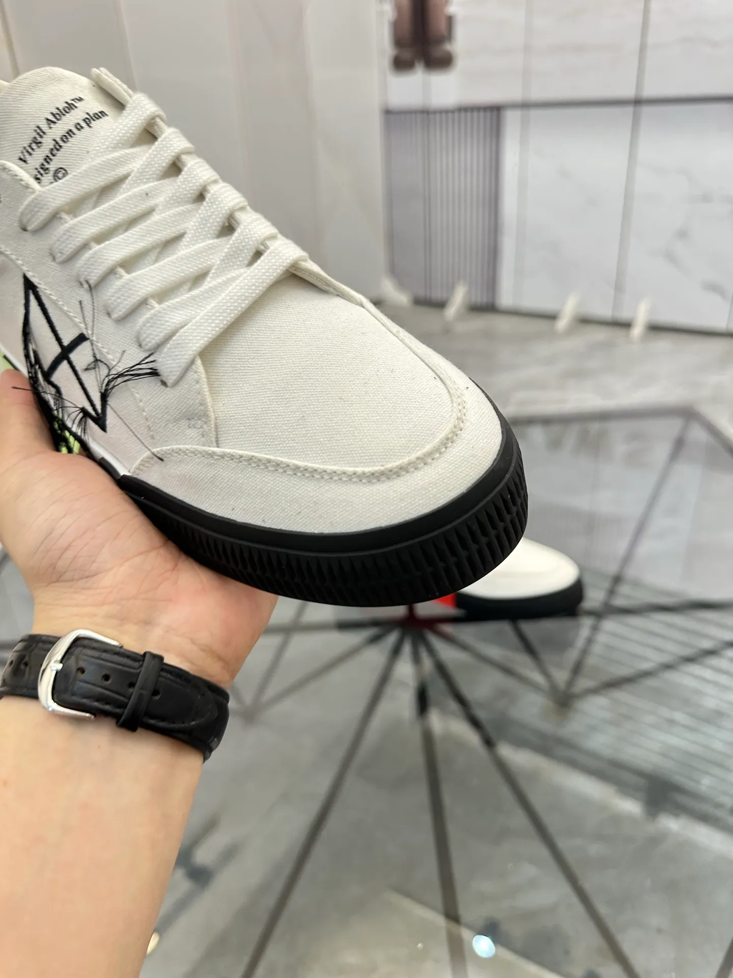 Selling men's shoes 💰: 💰P440¥ Product trademark: OFF WHITE *"OFF WHITE*" low-top casual shoes Regular size: 35-45 (can be customized to 46) Couple style Product materials: original material from the upper counter, breathable lining, original outsole. No.: H203